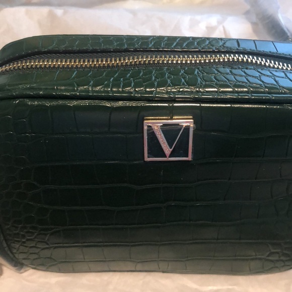 NWT Victoria’s Secret Top Zip Crossbody Emerald Croc embossed w/ gold hardware - Picture 4 of 9